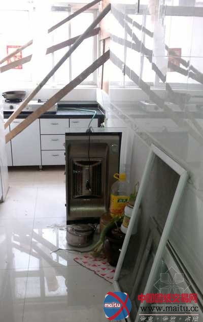 邢台一施工塔吊半夜砸向居民阳台