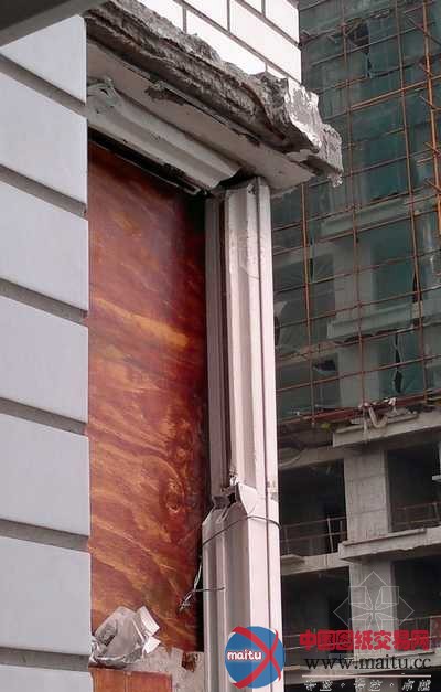 邢台一施工塔吊半夜砸向居民阳台