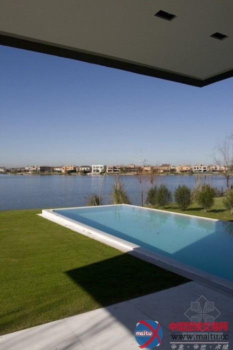 阿根廷黑色现代别墅设计