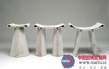 水泥缝合的凳子