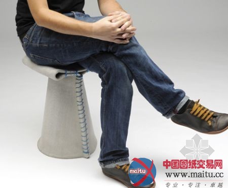 水泥缝合的凳子