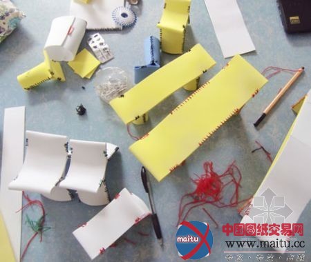 水泥缝合的凳子