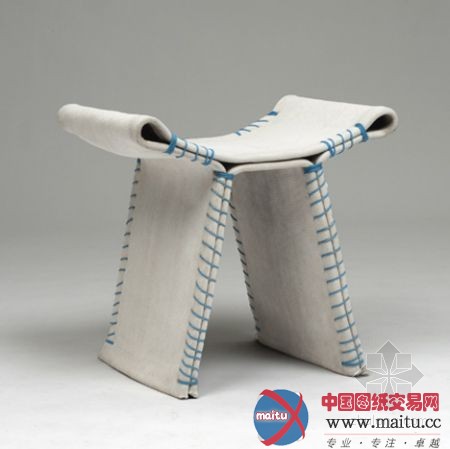 水泥缝合的凳子