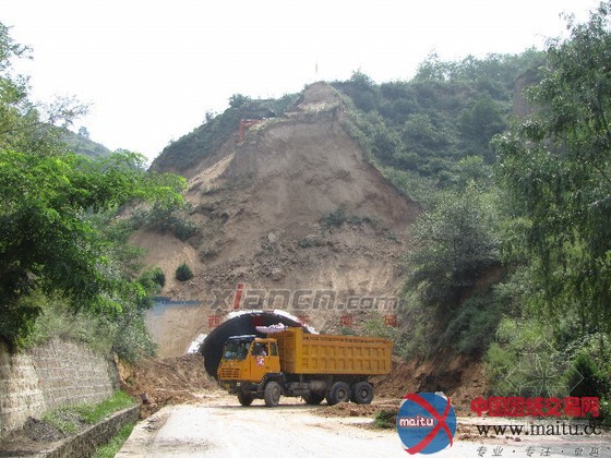 山体滑塌210国道南湾梁隧道口被埋