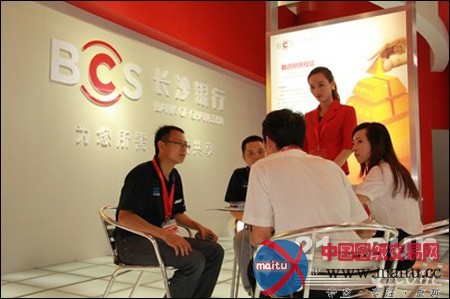 2011中国配博会上长沙银行推特色产品包