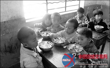 云南小松捐助 禄劝宏德小学开免费午餐