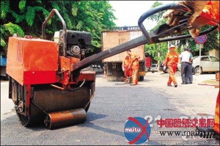 “修路王”海口病害路段显身手(图)