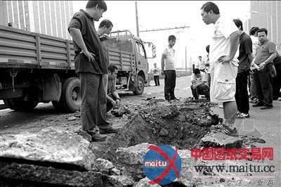 北京西直门外大街路面现塌陷坑