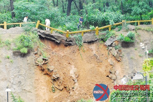 鞍山:急雨冲垮护坡墙 轿车被掩埋