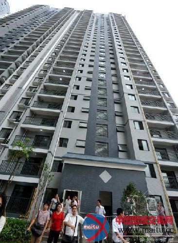 福建福州一小区电梯忽停又冒烟 困住选房业主