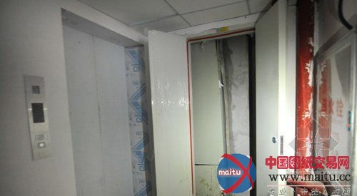 福建福州一小区电梯忽停又冒烟 困住选房业主