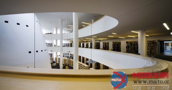 Török és Balázs Építészeti Kft设计的佩奇图书馆