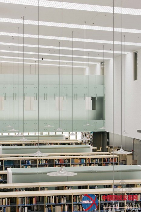 Török és Balázs Építészeti Kft设计的佩奇图书馆