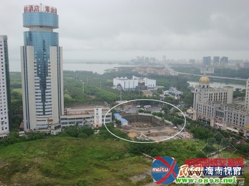 海口闹市半拉子大坑施工遭阻