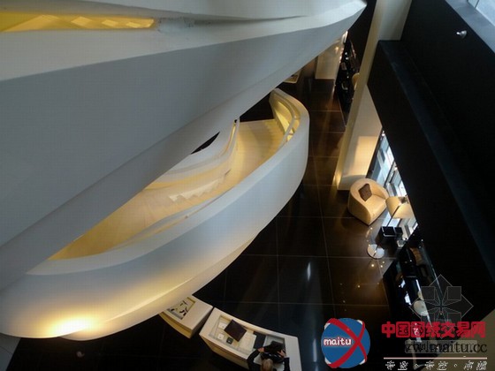 阿玛尼旋风楼梯