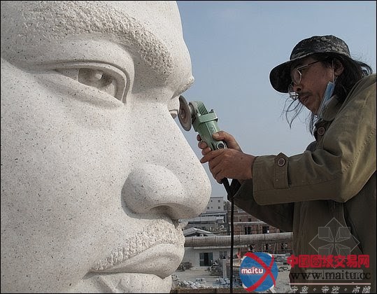 中国雕塑家创作的马丁·路·德·金纪念碑揭幕