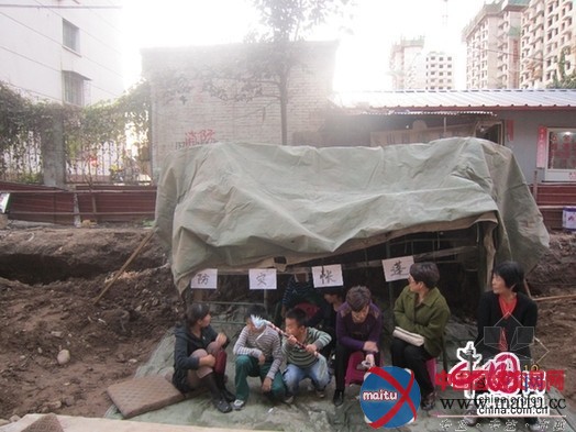 北京通州居民楼旁掘5米深沟 居民恐楼塌