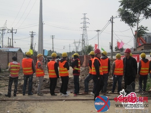 北京通州居民楼旁掘5米深沟 居民恐楼塌