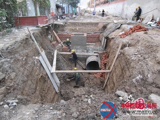 北京通州居民楼旁掘5米深沟 居民恐楼塌