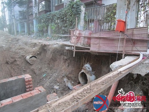 北京通州居民楼旁掘5米深沟 居民恐楼塌