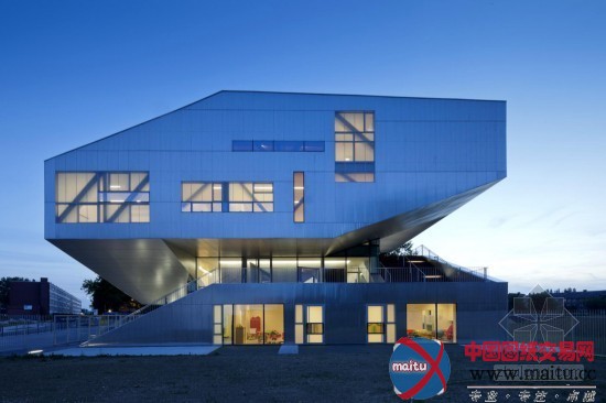 Colboc Franzen & Associés设计的法国L’Arbrisseau社区中心