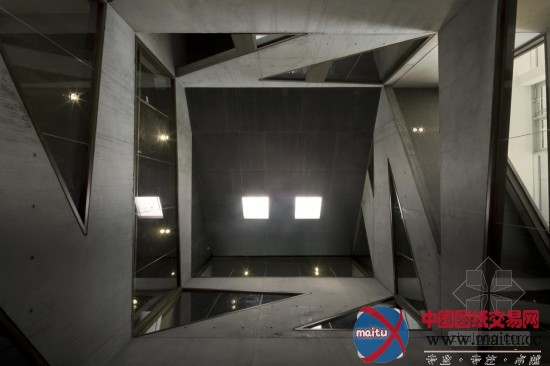 Colboc Franzen & Associés设计的法国L’Arbrisseau社区中心