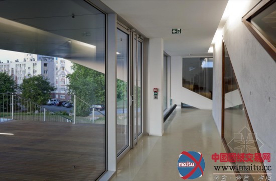 Colboc Franzen & Associés设计的法国L’Arbrisseau社区中心