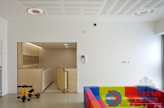 Colboc Franzen & Associés设计的法国L’Arbrisseau社区中心