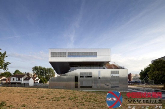 Colboc Franzen & Associés设计的法国L’Arbrisseau社区中心