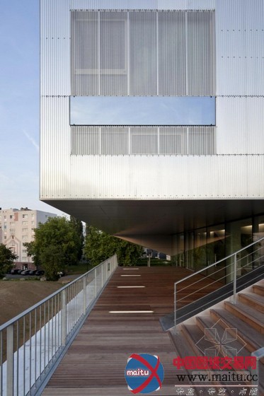 Colboc Franzen & Associés设计的法国L’Arbrisseau社区中心