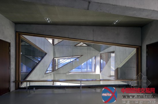 Colboc Franzen & Associés设计的法国L’Arbrisseau社区中心