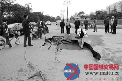 襄阳汉江老龙堤下突发路面塌陷 水泥罐车险些翻覆