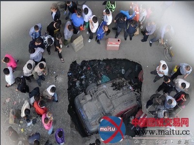 天津:路面塌陷 轿车坑内“倒栽葱”