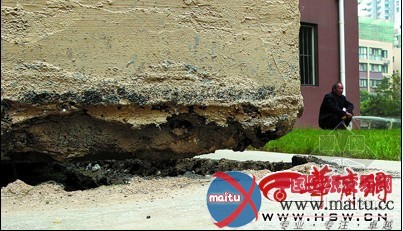 陕西:居民楼地基下沉 洒水坡与外墙脱离开来