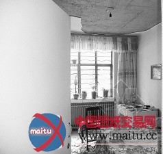 兰州:刚出卧室天花板整片砸下 房子让人如何住得安心