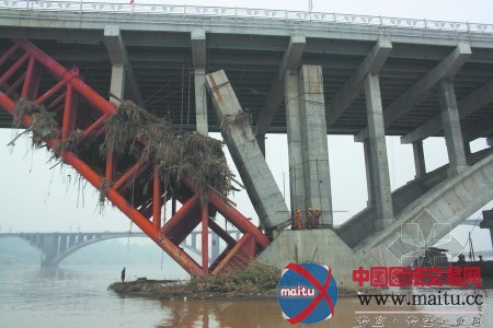 广安奎阁渠江大桥排险 “扶正去斜+偷梁换柱”