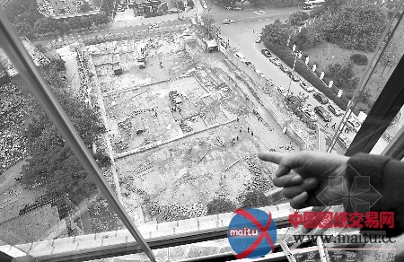 渝北区一建筑工地挖地基 小区外成“采石场”