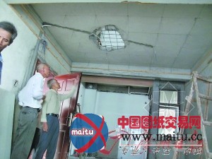 房子天花敲出大窟窿 居民质疑楼盘质量太差