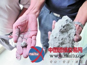 房子天花敲出大窟窿 居民质疑楼盘质量太差