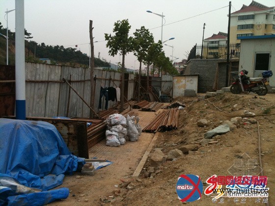 烟台再现违章建筑:开发商霸占绿地