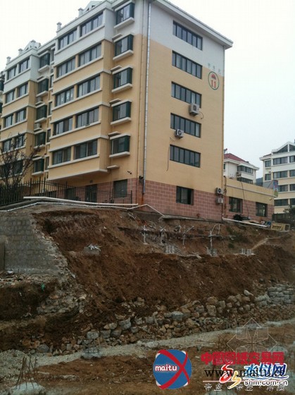 烟台再现违章建筑:开发商霸占绿地