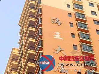 字牌吹落险砸人 疑为海口最高违建