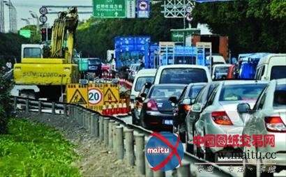 莘庄立交附近道路因施工拥堵严重