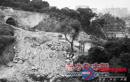 珠海民宅周围百米之外石头乱飞