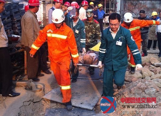 四川绵阳 消防20分钟刨出施工被困者