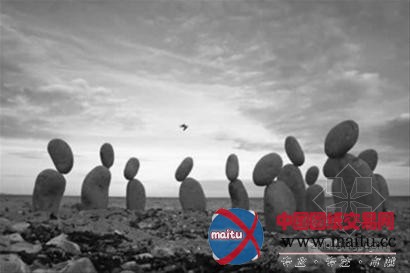 英国男子徒手打造“怪石阵”