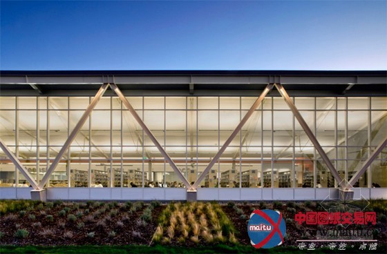 noll + tam设计的美国valley-hi north laguna图书馆