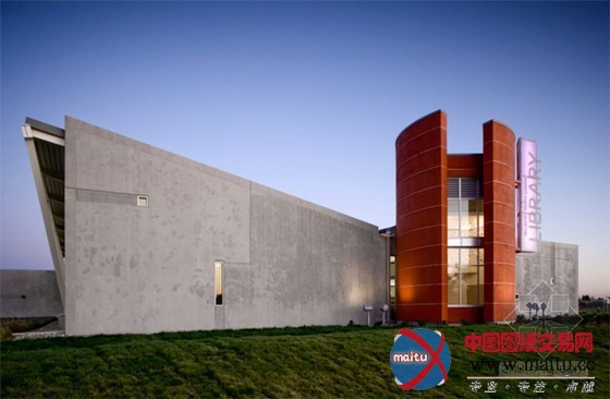 noll + tam设计的美国valley-hi north laguna图书馆