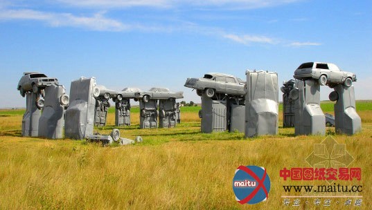 美国雕塑家建造汽车版的“巨石阵”