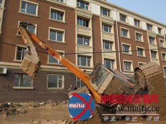 挖掘机施工时“脚”打滑 曲臂砸进附近三楼居民家